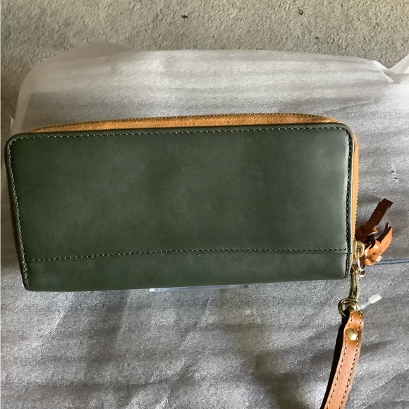 Dooney and Bourke wristlet - Picture 4 of 4